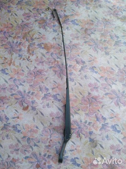 Поводок стеклоочистителя передний правый