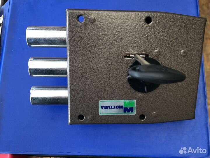 Замок дверной накладной