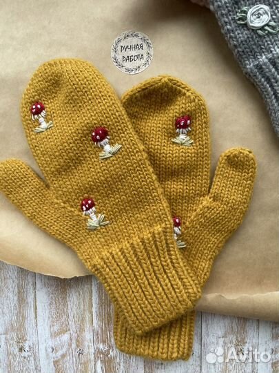 Вязаные варежки женские с вышивкой