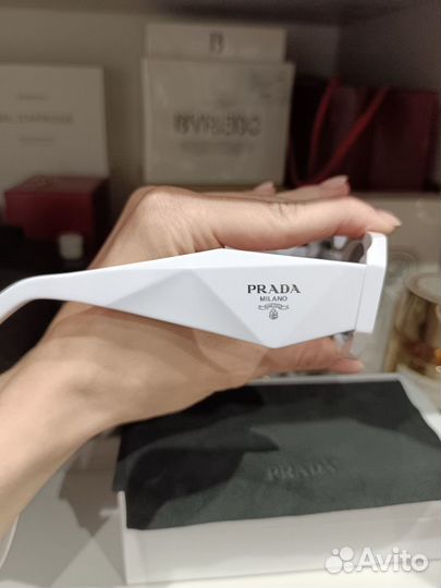 Солнцезащитные очки prada