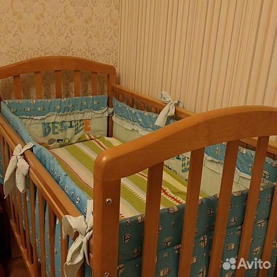 Детская кроватка с маятником
