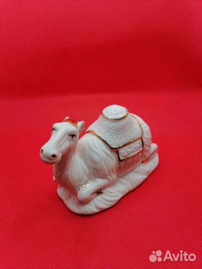 Фарфоровый статуэтки верблюд и котенок