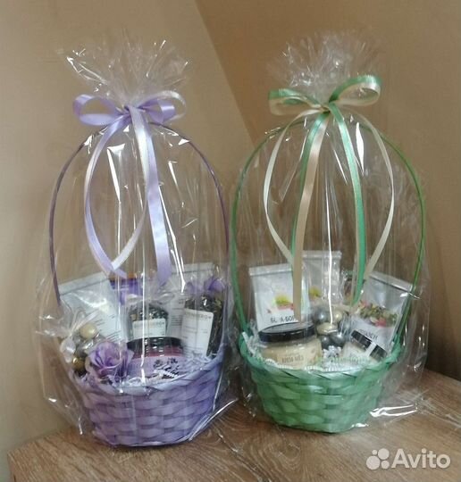 Подарок - корзина с чаем и сладостями