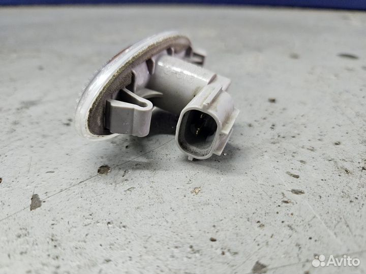 Повторитель поворотов в крыло Toyota Corolla E150