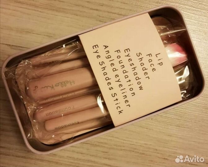 Кисти Hello kitty в металлическом контейнере