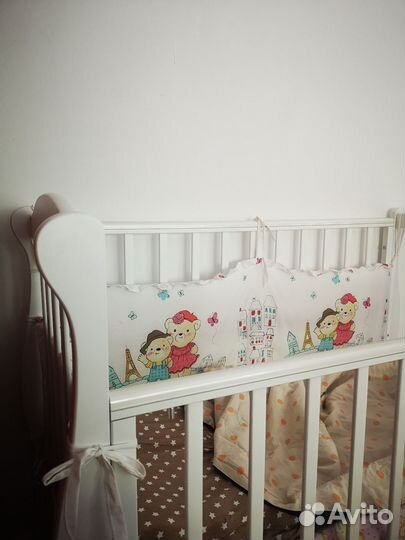 Детская кроватка с маятником и ящиком