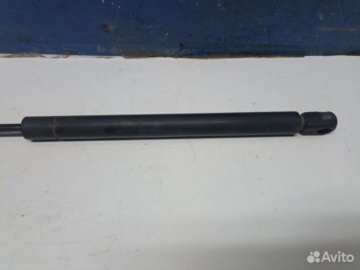 Амортизатор двери багажника правый Skoda Fabia 6Y2