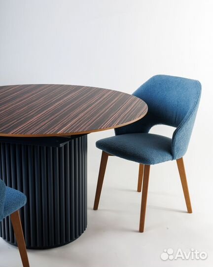 Круглый стол из массива