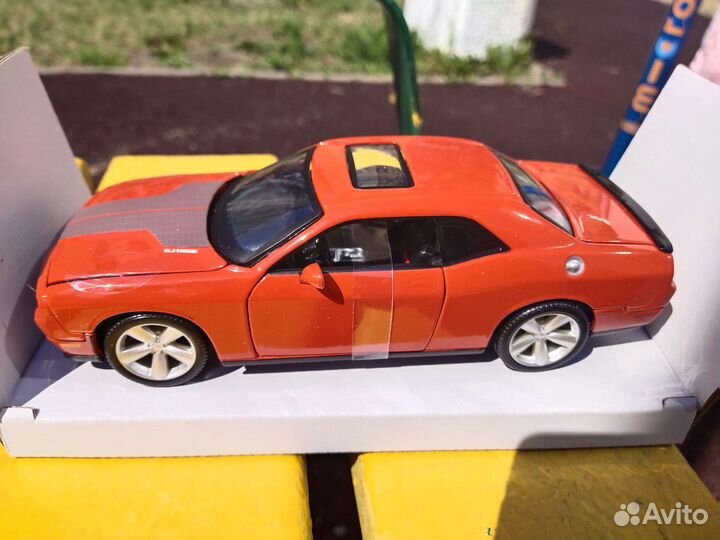 Модель 1:24, новая, Dodge Challenger SRT8 2008