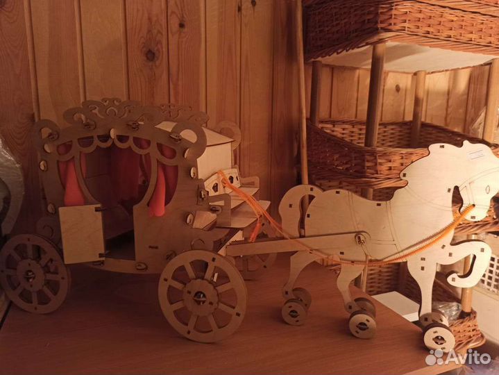 Игрушка карета с лошадью
