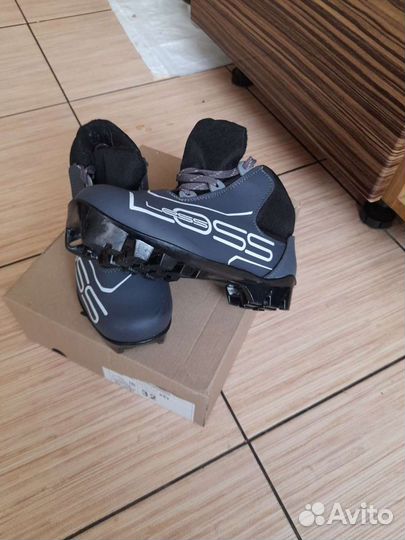 Лыжные ботинки и лыжи