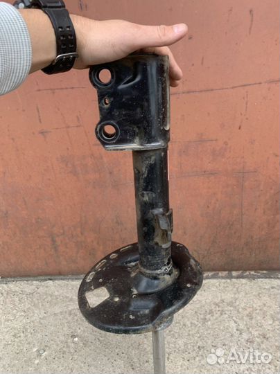 Lexus RX 4 2016-2020 стойка амортизатора