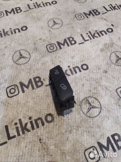 Кнопка центрального замка правая Mercedes W204