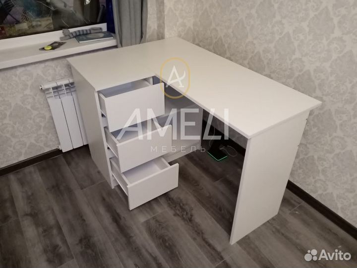 Компьютерный стол для работы и учебы