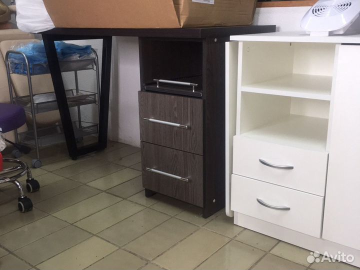 Маникюрный стол