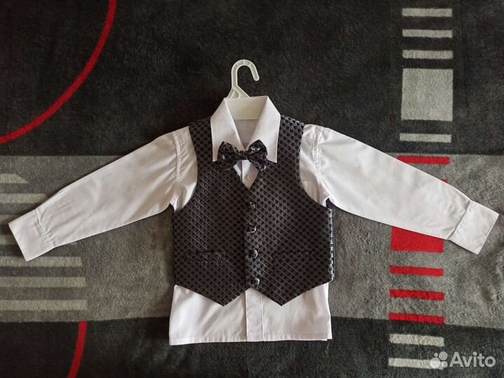 Рубашка, жилет и бабочка