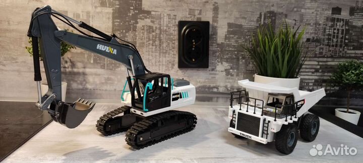 Экскаватор и самосвал, комплект игрушек на пульте