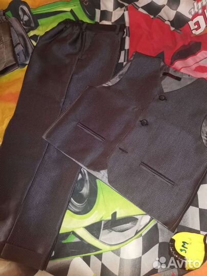 Костюмы жилетка и брюки 110р Новые