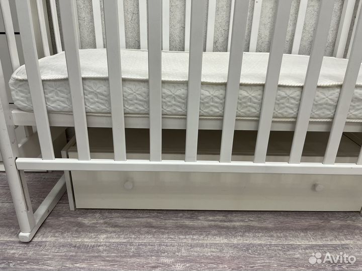 Детская кроватка с маятником и ящиком