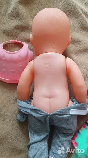 Пупс в одежде с нагрудником