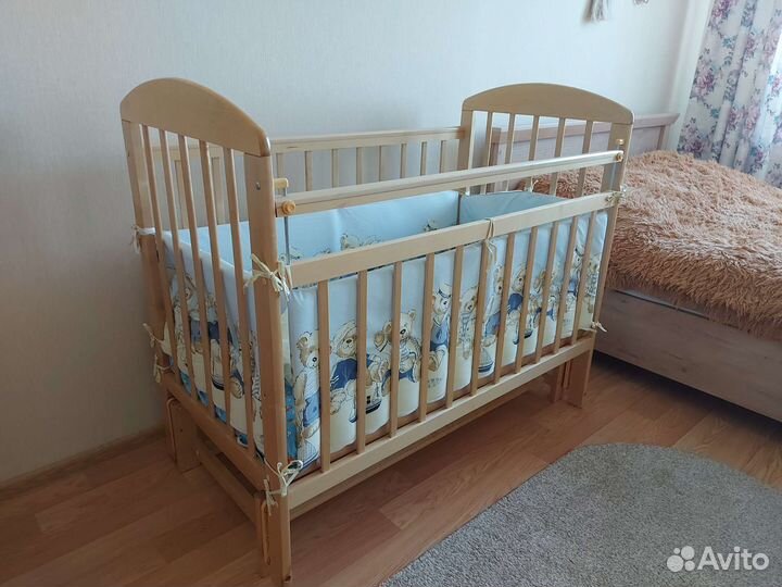 Детская кроватка с продольным маятником