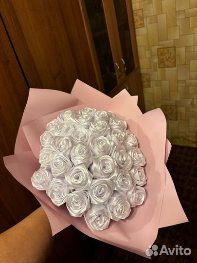 Розы из атласных лент