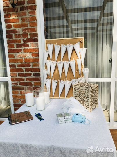 Рамка с прищепками на свадьбу