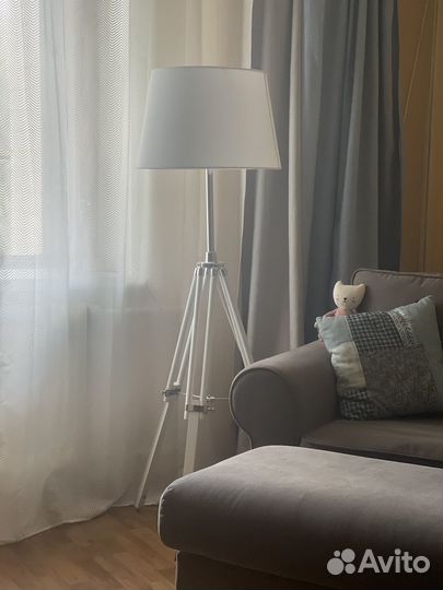 Торшер на треноге с выключателем
