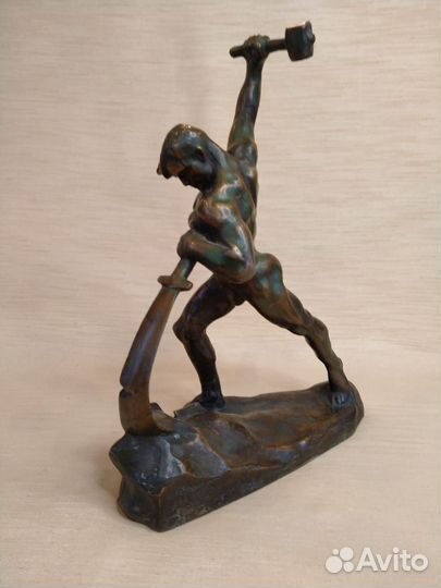 Статуэтка Перекуём мечи на орала, бронза