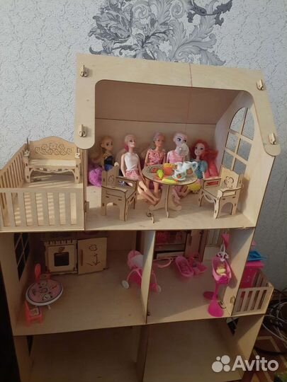 Домик кукольный с мебелью и куклами