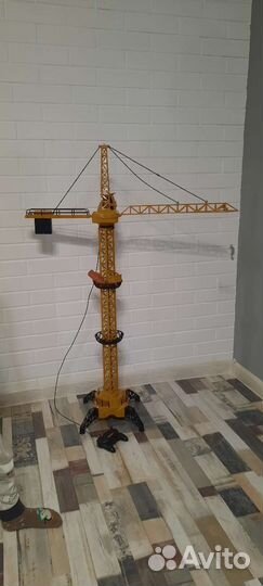 Подъемный кран игрушка
