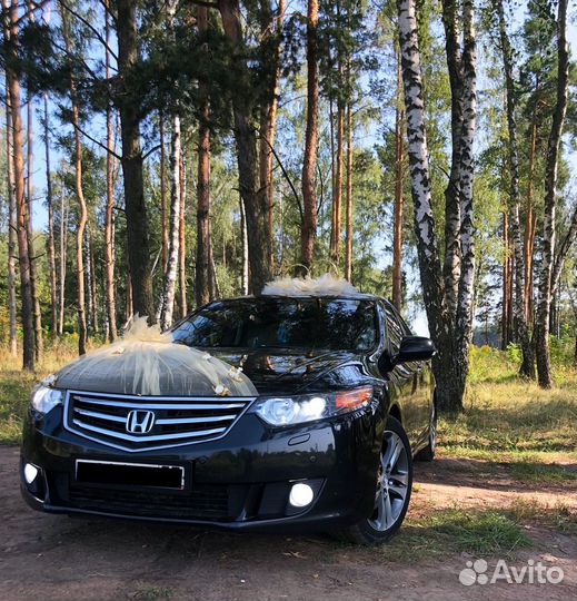 Свадебные украшение в золотом цвете на машину