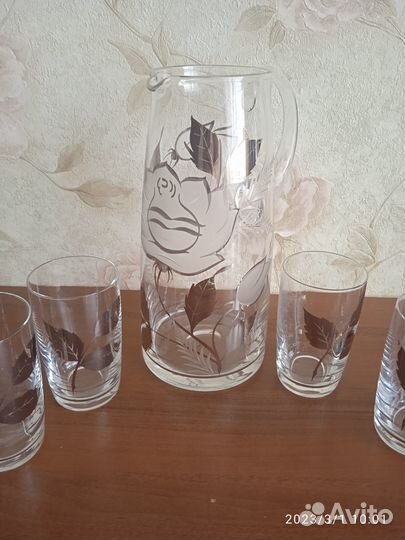 Кувшин со стаканами