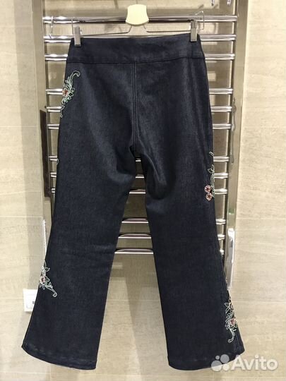 Джинсы с вышивкой