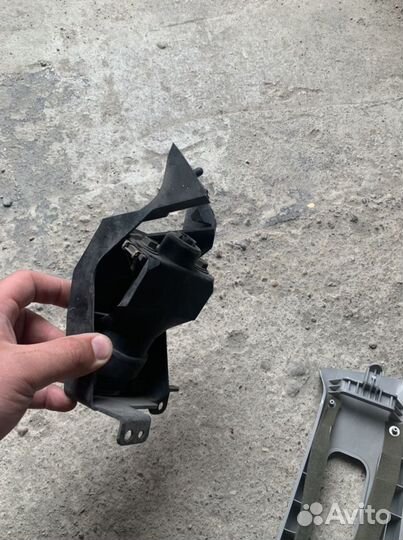 Форсунка левая омывателя фар