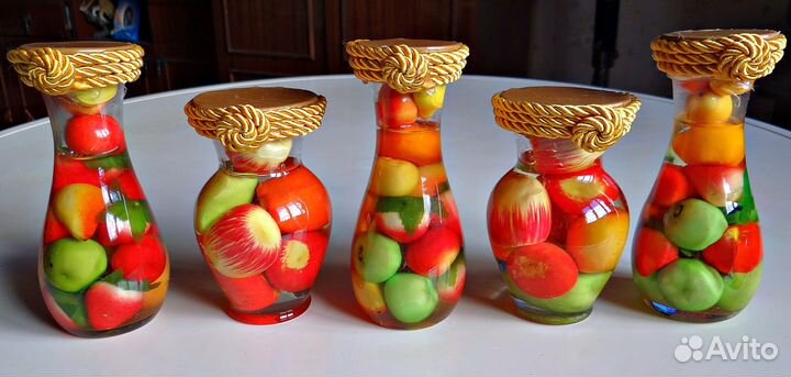 Фрукты в стеклянной бутылке