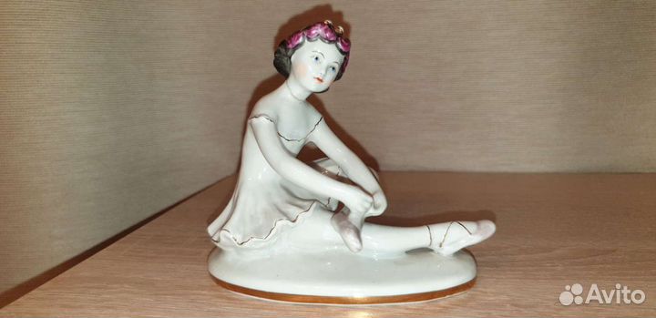 Статуэтка фарфоровая