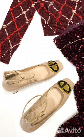 Кардиган Chanel, юбка YSL, обувь Dior