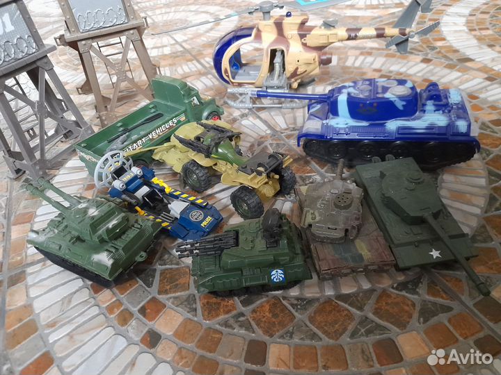 Набор игрушек военный