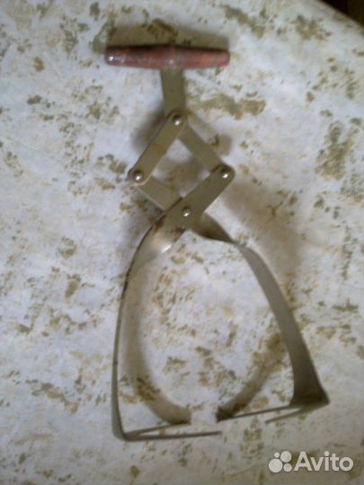 Кухон утварь- тесторезка,мельница,захват,кусачки