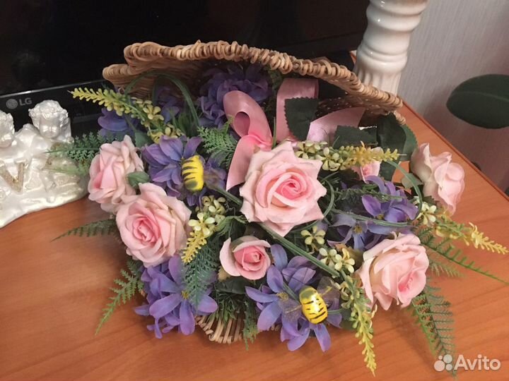 Композиция из искусственных цветов