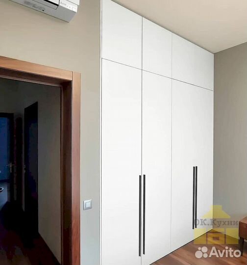 Зеркальный шкаф