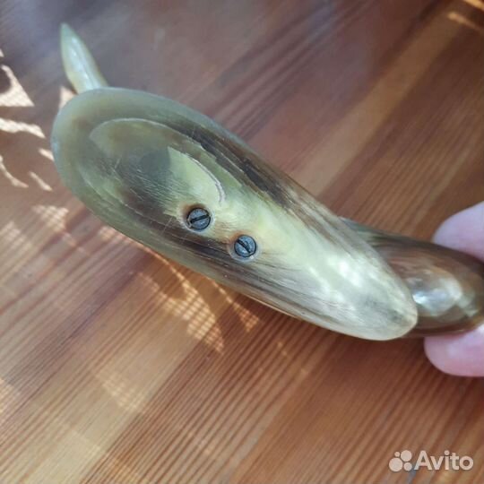 Фигурка из коровьего рога Утка