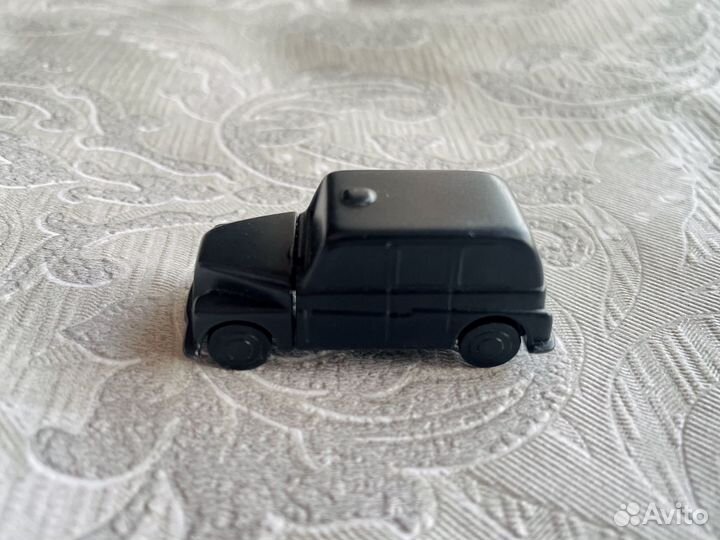 Игрушечная черная машинка Kinder из 101 далматин