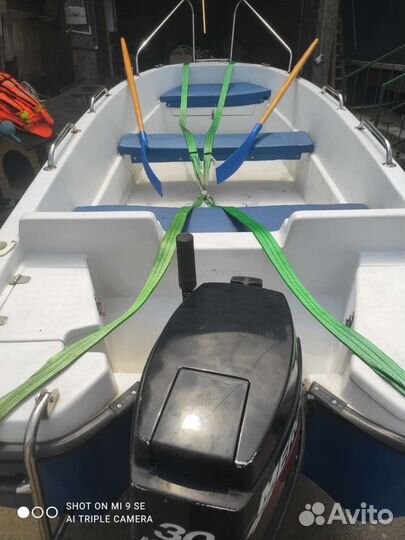 Лодка с жестоким корпусом, с мотором