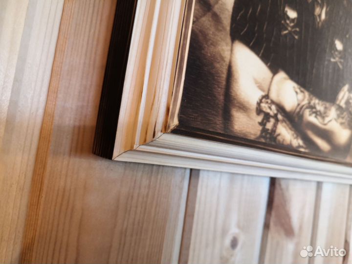 Часы выполнены из дерева. шаман с деревянными стрл