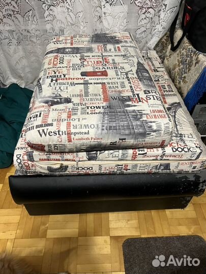 Кровать, компьютерный блок, монитор