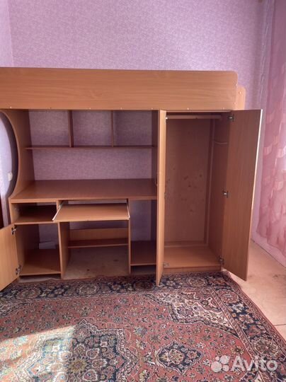 Кровать чердак со столом и шкафом