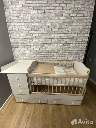 Детская кровать с маятником и комодом