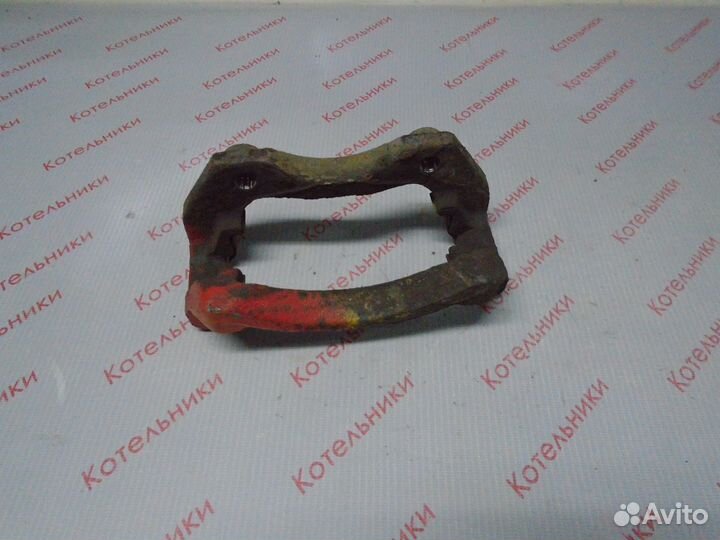 Nissan 41011-4M510 Скоба суппорта переднего